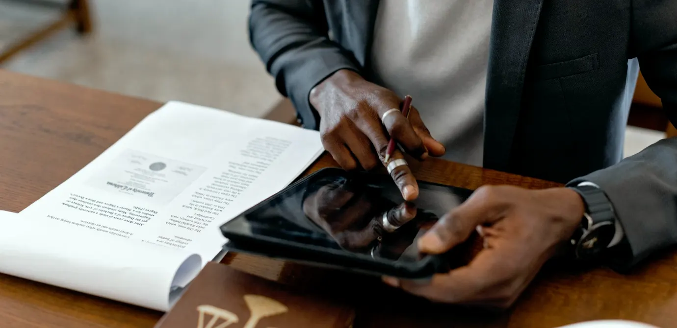 Lire une enquête en accès libre ou en accès premium : que choisir